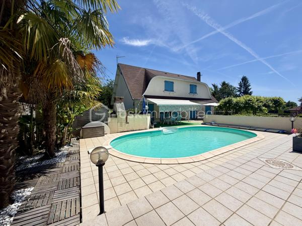 Nichée dans un lotissement calme et verdoyant, cette maison de 1977 d'environ 170 m2 sur un terrain de 2 570 m2 offre un cadre de vie idéal pour toute la famille.
Lumineuse, fonctionnelle et pleine de charme, elle séduit dès le premier regard.


Points forts :

- Rez-de-chaussée pratique et accueillant : entrée, grande cuisine, salon-salle à manger baigné de lumière, chambre, salle de bain et WC indépendant.

- Espace nuit à l'étage : trois chambres dont deux avec grands rangements, salle d'eau avec WC et combles pour plus de rangement.

- Sous-sol complet : garage 2 véhicules avec porte motorisée, atelier, buanderie/cellier et cave.

- Extérieur : piscine, portail électrique, jardin arboré et abri de jardin équipé de récupérateurs d'eau.


Confort et performance :

Charpente traditionnelle, toiture récente (2019), huisseries en PVC remplacées en 2022. Chauffage électrique complété par une cheminée. Logement raccordé au tout-à-
l'égout, FIBRE.

Performance énergétique : DPE classe D / GES classe B.

Emplacement stratégique : à seulement 1 km du centre d’Eyjeaux, 8 minutes des zones commerciales de Feytiat et Boisseuil. Transport scolaire et arrêt de bus STCL (ligne 31) à 2 minutes à pied. Profitez d’un environnement paisible tout en restant proche de toutes les commodités.

Une maison chaleureuse et fonctionnelle, prête à accueillir vos projets familiaux dans un environnement privilégié. Ne tardez pas: contactez-moi dès maintenant pour
organiser une visite et découvrir ce bien d'exception !