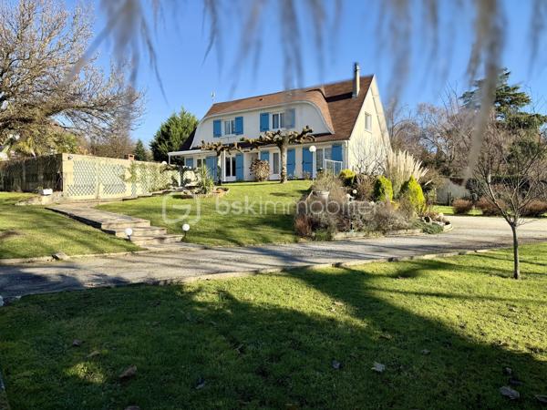 Nichée dans un lotissement calme et verdoyant, cette maison de 1977 d'environ 170 m2 sur un terrain de 2 570 m2 offre un cadre de vie idéal pour toute la famille.
Lumineuse, fonctionnelle et pleine de charme, elle séduit dès le premier regard.


Points forts :

- Rez-de-chaussée pratique et accueillant : entrée, grande cuisine, salon-salle à manger baigné de lumière, chambre, salle de bain et WC indépendant.

- Espace nuit à l'étage : trois chambres dont deux avec grands rangements, salle d'eau avec WC et combles pour plus de rangement.

- Sous-sol complet : garage 2 véhicules avec porte motorisée, atelier, buanderie/cellier et cave.

- Extérieur : piscine, portail électrique, jardin arboré et abri de jardin équipé de récupérateurs d'eau.


Confort et performance :

Charpente traditionnelle, toiture récente (2019), huisseries en PVC remplacées en 2022. Chauffage électrique complété par une cheminée. Logement raccordé au tout-à-
l'égout, FIBRE.

Performance énergétique : DPE classe D / GES classe B.

Emplacement stratégique : à seulement 1 km du centre d’Eyjeaux, 8 minutes des zones commerciales de Feytiat et Boisseuil. Transport scolaire et arrêt de bus STCL (ligne 31) à 2 minutes à pied. Profitez d’un environnement paisible tout en restant proche de toutes les commodités.

Une maison chaleureuse et fonctionnelle, prête à accueillir vos projets familiaux dans un environnement privilégié. Ne tardez pas: contactez-moi dès maintenant pour
organiser une visite et découvrir ce bien d'exception !