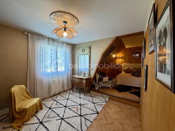 Nichée dans un lotissement calme et verdoyant, cette maison de 1977 d'environ 170 m2 sur un terrain de 2 570 m2 offre un cadre de vie idéal pour toute la famille.
Lumineuse, fonctionnelle et pleine de charme, elle séduit dès le premier regard.


Points forts :

- Rez-de-chaussée pratique et accueillant : entrée, grande cuisine, salon-salle à manger baigné de lumière, chambre, salle de bain et WC indépendant.

- Espace nuit à l'étage : trois chambres dont deux avec grands rangements, salle d'eau avec WC et combles pour plus de rangement.

- Sous-sol complet : garage 2 véhicules avec porte motorisée, atelier, buanderie/cellier et cave.

- Extérieur : piscine, portail électrique, jardin arboré et abri de jardin équipé de récupérateurs d'eau.


Confort et performance :

Charpente traditionnelle, toiture récente (2019), huisseries en PVC remplacées en 2022. Chauffage électrique complété par une cheminée. Logement raccordé au tout-à-
l'égout, FIBRE.

Performance énergétique : DPE classe D / GES classe B.

Emplacement stratégique : à seulement 1 km du centre d’Eyjeaux, 8 minutes des zones commerciales de Feytiat et Boisseuil. Transport scolaire et arrêt de bus STCL (ligne 31) à 2 minutes à pied. Profitez d’un environnement paisible tout en restant proche de toutes les commodités.

Une maison chaleureuse et fonctionnelle, prête à accueillir vos projets familiaux dans un environnement privilégié. Ne tardez pas: contactez-moi dès maintenant pour
organiser une visite et découvrir ce bien d'exception !