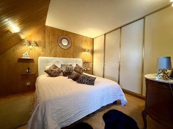 Nichée dans un lotissement calme et verdoyant, cette maison de 1977 d'environ 170 m2 sur un terrain de 2 570 m2 offre un cadre de vie idéal pour toute la famille.
Lumineuse, fonctionnelle et pleine de charme, elle séduit dès le premier regard.


Points forts :

- Rez-de-chaussée pratique et accueillant : entrée, grande cuisine, salon-salle à manger baigné de lumière, chambre, salle de bain et WC indépendant.

- Espace nuit à l'étage : trois chambres dont deux avec grands rangements, salle d'eau avec WC et combles pour plus de rangement.

- Sous-sol complet : garage 2 véhicules avec porte motorisée, atelier, buanderie/cellier et cave.

- Extérieur : piscine, portail électrique, jardin arboré et abri de jardin équipé de récupérateurs d'eau.


Confort et performance :

Charpente traditionnelle, toiture récente (2019), huisseries en PVC remplacées en 2022. Chauffage électrique complété par une cheminée. Logement raccordé au tout-à-
l'égout, FIBRE.

Performance énergétique : DPE classe D / GES classe B.

Emplacement stratégique : à seulement 1 km du centre d’Eyjeaux, 8 minutes des zones commerciales de Feytiat et Boisseuil. Transport scolaire et arrêt de bus STCL (ligne 31) à 2 minutes à pied. Profitez d’un environnement paisible tout en restant proche de toutes les commodités.

Une maison chaleureuse et fonctionnelle, prête à accueillir vos projets familiaux dans un environnement privilégié. Ne tardez pas: contactez-moi dès maintenant pour
organiser une visite et découvrir ce bien d'exception !