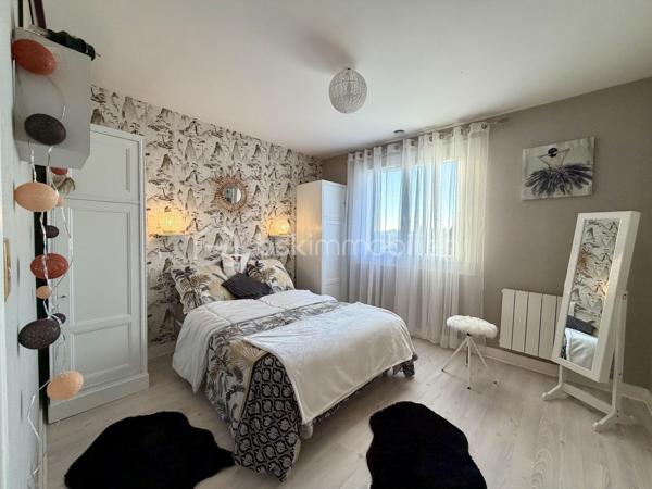Nichée dans un lotissement calme et verdoyant, cette maison de 1977 d'environ 170 m2 sur un terrain de 2 570 m2 offre un cadre de vie idéal pour toute la famille.
Lumineuse, fonctionnelle et pleine de charme, elle séduit dès le premier regard.


Points forts :

- Rez-de-chaussée pratique et accueillant : entrée, grande cuisine, salon-salle à manger baigné de lumière, chambre, salle de bain et WC indépendant.

- Espace nuit à l'étage : trois chambres dont deux avec grands rangements, salle d'eau avec WC et combles pour plus de rangement.

- Sous-sol complet : garage 2 véhicules avec porte motorisée, atelier, buanderie/cellier et cave.

- Extérieur : piscine, portail électrique, jardin arboré et abri de jardin équipé de récupérateurs d'eau.


Confort et performance :

Charpente traditionnelle, toiture récente (2019), huisseries en PVC remplacées en 2022. Chauffage électrique complété par une cheminée. Logement raccordé au tout-à-
l'égout, FIBRE.

Performance énergétique : DPE classe D / GES classe B.

Emplacement stratégique : à seulement 1 km du centre d’Eyjeaux, 8 minutes des zones commerciales de Feytiat et Boisseuil. Transport scolaire et arrêt de bus STCL (ligne 31) à 2 minutes à pied. Profitez d’un environnement paisible tout en restant proche de toutes les commodités.

Une maison chaleureuse et fonctionnelle, prête à accueillir vos projets familiaux dans un environnement privilégié. Ne tardez pas: contactez-moi dès maintenant pour
organiser une visite et découvrir ce bien d'exception !