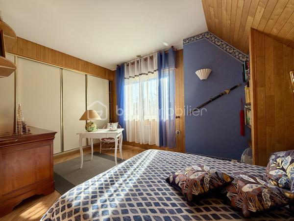 Nichée dans un lotissement calme et verdoyant, cette maison de 1977 d'environ 170 m2 sur un terrain de 2 570 m2 offre un cadre de vie idéal pour toute la famille.
Lumineuse, fonctionnelle et pleine de charme, elle séduit dès le premier regard.


Points forts :

- Rez-de-chaussée pratique et accueillant : entrée, grande cuisine, salon-salle à manger baigné de lumière, chambre, salle de bain et WC indépendant.

- Espace nuit à l'étage : trois chambres dont deux avec grands rangements, salle d'eau avec WC et combles pour plus de rangement.

- Sous-sol complet : garage 2 véhicules avec porte motorisée, atelier, buanderie/cellier et cave.

- Extérieur : piscine, portail électrique, jardin arboré et abri de jardin équipé de récupérateurs d'eau.


Confort et performance :

Charpente traditionnelle, toiture récente (2019), huisseries en PVC remplacées en 2022. Chauffage électrique complété par une cheminée. Logement raccordé au tout-à-
l'égout, FIBRE.

Performance énergétique : DPE classe D / GES classe B.

Emplacement stratégique : à seulement 1 km du centre d’Eyjeaux, 8 minutes des zones commerciales de Feytiat et Boisseuil. Transport scolaire et arrêt de bus STCL (ligne 31) à 2 minutes à pied. Profitez d’un environnement paisible tout en restant proche de toutes les commodités.

Une maison chaleureuse et fonctionnelle, prête à accueillir vos projets familiaux dans un environnement privilégié. Ne tardez pas: contactez-moi dès maintenant pour
organiser une visite et découvrir ce bien d'exception !