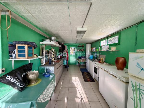 Nichée dans un lotissement calme et verdoyant, cette maison de 1977 d'environ 170 m2 sur un terrain de 2 570 m2 offre un cadre de vie idéal pour toute la famille.
Lumineuse, fonctionnelle et pleine de charme, elle séduit dès le premier regard.


Points forts :

- Rez-de-chaussée pratique et accueillant : entrée, grande cuisine, salon-salle à manger baigné de lumière, chambre, salle de bain et WC indépendant.

- Espace nuit à l'étage : trois chambres dont deux avec grands rangements, salle d'eau avec WC et combles pour plus de rangement.

- Sous-sol complet : garage 2 véhicules avec porte motorisée, atelier, buanderie/cellier et cave.

- Extérieur : piscine, portail électrique, jardin arboré et abri de jardin équipé de récupérateurs d'eau.


Confort et performance :

Charpente traditionnelle, toiture récente (2019), huisseries en PVC remplacées en 2022. Chauffage électrique complété par une cheminée. Logement raccordé au tout-à-
l'égout, FIBRE.

Performance énergétique : DPE classe D / GES classe B.

Emplacement stratégique : à seulement 1 km du centre d’Eyjeaux, 8 minutes des zones commerciales de Feytiat et Boisseuil. Transport scolaire et arrêt de bus STCL (ligne 31) à 2 minutes à pied. Profitez d’un environnement paisible tout en restant proche de toutes les commodités.

Une maison chaleureuse et fonctionnelle, prête à accueillir vos projets familiaux dans un environnement privilégié. Ne tardez pas: contactez-moi dès maintenant pour
organiser une visite et découvrir ce bien d'exception !