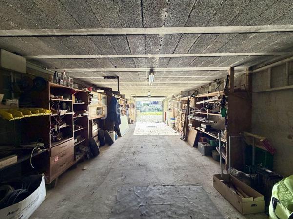 Nichée dans un lotissement calme et verdoyant, cette maison de 1977 d'environ 170 m2 sur un terrain de 2 570 m2 offre un cadre de vie idéal pour toute la famille.
Lumineuse, fonctionnelle et pleine de charme, elle séduit dès le premier regard.


Points forts :

- Rez-de-chaussée pratique et accueillant : entrée, grande cuisine, salon-salle à manger baigné de lumière, chambre, salle de bain et WC indépendant.

- Espace nuit à l'étage : trois chambres dont deux avec grands rangements, salle d'eau avec WC et combles pour plus de rangement.

- Sous-sol complet : garage 2 véhicules avec porte motorisée, atelier, buanderie/cellier et cave.

- Extérieur : piscine, portail électrique, jardin arboré et abri de jardin équipé de récupérateurs d'eau.


Confort et performance :

Charpente traditionnelle, toiture récente (2019), huisseries en PVC remplacées en 2022. Chauffage électrique complété par une cheminée. Logement raccordé au tout-à-
l'égout, FIBRE.

Performance énergétique : DPE classe D / GES classe B.

Emplacement stratégique : à seulement 1 km du centre d’Eyjeaux, 8 minutes des zones commerciales de Feytiat et Boisseuil. Transport scolaire et arrêt de bus STCL (ligne 31) à 2 minutes à pied. Profitez d’un environnement paisible tout en restant proche de toutes les commodités.

Une maison chaleureuse et fonctionnelle, prête à accueillir vos projets familiaux dans un environnement privilégié. Ne tardez pas: contactez-moi dès maintenant pour
organiser une visite et découvrir ce bien d'exception !