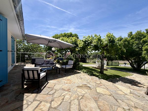 Nichée dans un lotissement calme et verdoyant, cette maison de 1977 d'environ 170 m2 sur un terrain de 2 570 m2 offre un cadre de vie idéal pour toute la famille.
Lumineuse, fonctionnelle et pleine de charme, elle séduit dès le premier regard.


Points forts :

- Rez-de-chaussée pratique et accueillant : entrée, grande cuisine, salon-salle à manger baigné de lumière, chambre, salle de bain et WC indépendant.

- Espace nuit à l'étage : trois chambres dont deux avec grands rangements, salle d'eau avec WC et combles pour plus de rangement.

- Sous-sol complet : garage 2 véhicules avec porte motorisée, atelier, buanderie/cellier et cave.

- Extérieur : piscine, portail électrique, jardin arboré et abri de jardin équipé de récupérateurs d'eau.


Confort et performance :

Charpente traditionnelle, toiture récente (2019), huisseries en PVC remplacées en 2022. Chauffage électrique complété par une cheminée. Logement raccordé au tout-à-
l'égout, FIBRE.

Performance énergétique : DPE classe D / GES classe B.

Emplacement stratégique : à seulement 1 km du centre d’Eyjeaux, 8 minutes des zones commerciales de Feytiat et Boisseuil. Transport scolaire et arrêt de bus STCL (ligne 31) à 2 minutes à pied. Profitez d’un environnement paisible tout en restant proche de toutes les commodités.

Une maison chaleureuse et fonctionnelle, prête à accueillir vos projets familiaux dans un environnement privilégié. Ne tardez pas: contactez-moi dès maintenant pour
organiser une visite et découvrir ce bien d'exception !