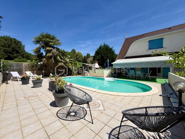 Nichée dans un lotissement calme et verdoyant, cette maison de 1977 d'environ 170 m2 sur un terrain de 2 570 m2 offre un cadre de vie idéal pour toute la famille.
Lumineuse, fonctionnelle et pleine de charme, elle séduit dès le premier regard.


Points forts :

- Rez-de-chaussée pratique et accueillant : entrée, grande cuisine, salon-salle à manger baigné de lumière, chambre, salle de bain et WC indépendant.

- Espace nuit à l'étage : trois chambres dont deux avec grands rangements, salle d'eau avec WC et combles pour plus de rangement.

- Sous-sol complet : garage 2 véhicules avec porte motorisée, atelier, buanderie/cellier et cave.

- Extérieur : piscine, portail électrique, jardin arboré et abri de jardin équipé de récupérateurs d'eau.


Confort et performance :

Charpente traditionnelle, toiture récente (2019), huisseries en PVC remplacées en 2022. Chauffage électrique complété par une cheminée. Logement raccordé au tout-à-
l'égout, FIBRE.

Performance énergétique : DPE classe D / GES classe B.

Emplacement stratégique : à seulement 1 km du centre d’Eyjeaux, 8 minutes des zones commerciales de Feytiat et Boisseuil. Transport scolaire et arrêt de bus STCL (ligne 31) à 2 minutes à pied. Profitez d’un environnement paisible tout en restant proche de toutes les commodités.

Une maison chaleureuse et fonctionnelle, prête à accueillir vos projets familiaux dans un environnement privilégié. Ne tardez pas: contactez-moi dès maintenant pour
organiser une visite et découvrir ce bien d'exception !