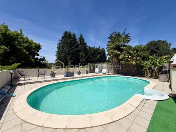 Nichée dans un lotissement calme et verdoyant, cette maison de 1977 d'environ 170 m2 sur un terrain de 2 570 m2 offre un cadre de vie idéal pour toute la famille.
Lumineuse, fonctionnelle et pleine de charme, elle séduit dès le premier regard.


Points forts :

- Rez-de-chaussée pratique et accueillant : entrée, grande cuisine, salon-salle à manger baigné de lumière, chambre, salle de bain et WC indépendant.

- Espace nuit à l'étage : trois chambres dont deux avec grands rangements, salle d'eau avec WC et combles pour plus de rangement.

- Sous-sol complet : garage 2 véhicules avec porte motorisée, atelier, buanderie/cellier et cave.

- Extérieur : piscine, portail électrique, jardin arboré et abri de jardin équipé de récupérateurs d'eau.


Confort et performance :

Charpente traditionnelle, toiture récente (2019), huisseries en PVC remplacées en 2022. Chauffage électrique complété par une cheminée. Logement raccordé au tout-à-
l'égout, FIBRE.

Performance énergétique : DPE classe D / GES classe B.

Emplacement stratégique : à seulement 1 km du centre d’Eyjeaux, 8 minutes des zones commerciales de Feytiat et Boisseuil. Transport scolaire et arrêt de bus STCL (ligne 31) à 2 minutes à pied. Profitez d’un environnement paisible tout en restant proche de toutes les commodités.

Une maison chaleureuse et fonctionnelle, prête à accueillir vos projets familiaux dans un environnement privilégié. Ne tardez pas: contactez-moi dès maintenant pour
organiser une visite et découvrir ce bien d'exception !