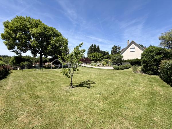 Nichée dans un lotissement calme et verdoyant, cette maison de 1977 d'environ 170 m2 sur un terrain de 2 570 m2 offre un cadre de vie idéal pour toute la famille.
Lumineuse, fonctionnelle et pleine de charme, elle séduit dès le premier regard.


Points forts :

- Rez-de-chaussée pratique et accueillant : entrée, grande cuisine, salon-salle à manger baigné de lumière, chambre, salle de bain et WC indépendant.

- Espace nuit à l'étage : trois chambres dont deux avec grands rangements, salle d'eau avec WC et combles pour plus de rangement.

- Sous-sol complet : garage 2 véhicules avec porte motorisée, atelier, buanderie/cellier et cave.

- Extérieur : piscine, portail électrique, jardin arboré et abri de jardin équipé de récupérateurs d'eau.


Confort et performance :

Charpente traditionnelle, toiture récente (2019), huisseries en PVC remplacées en 2022. Chauffage électrique complété par une cheminée. Logement raccordé au tout-à-
l'égout, FIBRE.

Performance énergétique : DPE classe D / GES classe B.

Emplacement stratégique : à seulement 1 km du centre d’Eyjeaux, 8 minutes des zones commerciales de Feytiat et Boisseuil. Transport scolaire et arrêt de bus STCL (ligne 31) à 2 minutes à pied. Profitez d’un environnement paisible tout en restant proche de toutes les commodités.

Une maison chaleureuse et fonctionnelle, prête à accueillir vos projets familiaux dans un environnement privilégié. Ne tardez pas: contactez-moi dès maintenant pour
organiser une visite et découvrir ce bien d'exception !