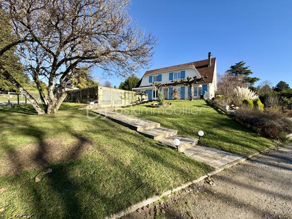 Nichée dans un lotissement calme et verdoyant, cette maison de 1977 d'environ 170 m2 sur un terrain de 2 570 m2 offre un cadre de vie idéal pour toute la famille.
Lumineuse, fonctionnelle et pleine de charme, elle séduit dès le premier regard.


Points forts :

- Rez-de-chaussée pratique et accueillant : entrée, grande cuisine, salon-salle à manger baigné de lumière, chambre, salle de bain et WC indépendant.

- Espace nuit à l'étage : trois chambres dont deux avec grands rangements, salle d'eau avec WC et combles pour plus de rangement.

- Sous-sol complet : garage 2 véhicules avec porte motorisée, atelier, buanderie/cellier et cave.

- Extérieur : piscine, portail électrique, jardin arboré et abri de jardin équipé de récupérateurs d'eau.


Confort et performance :

Charpente traditionnelle, toiture récente (2019), huisseries en PVC remplacées en 2022. Chauffage électrique complété par une cheminée. Logement raccordé au tout-à-
l'égout, FIBRE.

Performance énergétique : DPE classe D / GES classe B.

Emplacement stratégique : à seulement 1 km du centre d’Eyjeaux, 8 minutes des zones commerciales de Feytiat et Boisseuil. Transport scolaire et arrêt de bus STCL (ligne 31) à 2 minutes à pied. Profitez d’un environnement paisible tout en restant proche de toutes les commodités.

Une maison chaleureuse et fonctionnelle, prête à accueillir vos projets familiaux dans un environnement privilégié. Ne tardez pas: contactez-moi dès maintenant pour
organiser une visite et découvrir ce bien d'exception !