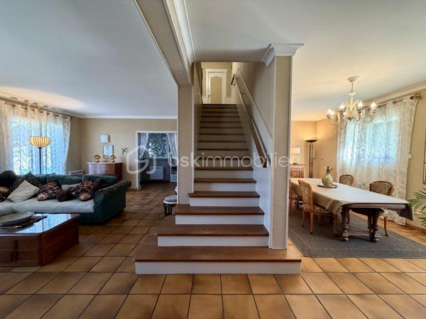 Nichée dans un lotissement calme et verdoyant, cette maison de 1977 d'environ 170 m2 sur un terrain de 2 570 m2 offre un cadre de vie idéal pour toute la famille.
Lumineuse, fonctionnelle et pleine de charme, elle séduit dès le premier regard.


Points forts :

- Rez-de-chaussée pratique et accueillant : entrée, grande cuisine, salon-salle à manger baigné de lumière, chambre, salle de bain et WC indépendant.

- Espace nuit à l'étage : trois chambres dont deux avec grands rangements, salle d'eau avec WC et combles pour plus de rangement.

- Sous-sol complet : garage 2 véhicules avec porte motorisée, atelier, buanderie/cellier et cave.

- Extérieur : piscine, portail électrique, jardin arboré et abri de jardin équipé de récupérateurs d'eau.


Confort et performance :

Charpente traditionnelle, toiture récente (2019), huisseries en PVC remplacées en 2022. Chauffage électrique complété par une cheminée. Logement raccordé au tout-à-
l'égout, FIBRE.

Performance énergétique : DPE classe D / GES classe B.

Emplacement stratégique : à seulement 1 km du centre d’Eyjeaux, 8 minutes des zones commerciales de Feytiat et Boisseuil. Transport scolaire et arrêt de bus STCL (ligne 31) à 2 minutes à pied. Profitez d’un environnement paisible tout en restant proche de toutes les commodités.

Une maison chaleureuse et fonctionnelle, prête à accueillir vos projets familiaux dans un environnement privilégié. Ne tardez pas: contactez-moi dès maintenant pour
organiser une visite et découvrir ce bien d'exception !