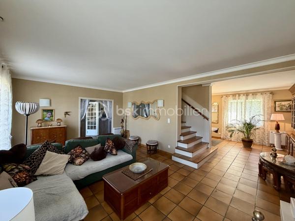 Nichée dans un lotissement calme et verdoyant, cette maison de 1977 d'environ 170 m2 sur un terrain de 2 570 m2 offre un cadre de vie idéal pour toute la famille.
Lumineuse, fonctionnelle et pleine de charme, elle séduit dès le premier regard.


Points forts :

- Rez-de-chaussée pratique et accueillant : entrée, grande cuisine, salon-salle à manger baigné de lumière, chambre, salle de bain et WC indépendant.

- Espace nuit à l'étage : trois chambres dont deux avec grands rangements, salle d'eau avec WC et combles pour plus de rangement.

- Sous-sol complet : garage 2 véhicules avec porte motorisée, atelier, buanderie/cellier et cave.

- Extérieur : piscine, portail électrique, jardin arboré et abri de jardin équipé de récupérateurs d'eau.


Confort et performance :

Charpente traditionnelle, toiture récente (2019), huisseries en PVC remplacées en 2022. Chauffage électrique complété par une cheminée. Logement raccordé au tout-à-
l'égout, FIBRE.

Performance énergétique : DPE classe D / GES classe B.

Emplacement stratégique : à seulement 1 km du centre d’Eyjeaux, 8 minutes des zones commerciales de Feytiat et Boisseuil. Transport scolaire et arrêt de bus STCL (ligne 31) à 2 minutes à pied. Profitez d’un environnement paisible tout en restant proche de toutes les commodités.

Une maison chaleureuse et fonctionnelle, prête à accueillir vos projets familiaux dans un environnement privilégié. Ne tardez pas: contactez-moi dès maintenant pour
organiser une visite et découvrir ce bien d'exception !