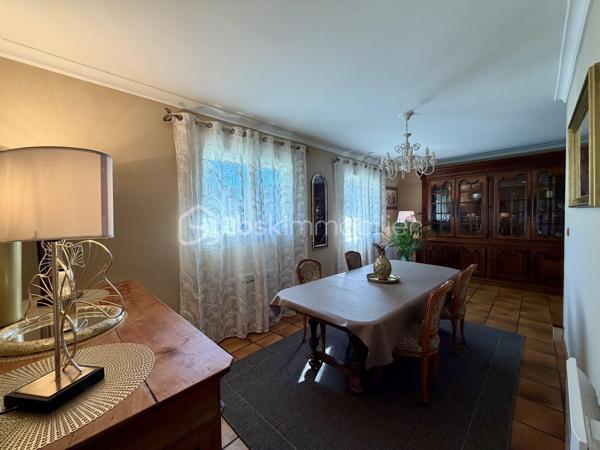 Nichée dans un lotissement calme et verdoyant, cette maison de 1977 d'environ 170 m2 sur un terrain de 2 570 m2 offre un cadre de vie idéal pour toute la famille.
Lumineuse, fonctionnelle et pleine de charme, elle séduit dès le premier regard.


Points forts :

- Rez-de-chaussée pratique et accueillant : entrée, grande cuisine, salon-salle à manger baigné de lumière, chambre, salle de bain et WC indépendant.

- Espace nuit à l'étage : trois chambres dont deux avec grands rangements, salle d'eau avec WC et combles pour plus de rangement.

- Sous-sol complet : garage 2 véhicules avec porte motorisée, atelier, buanderie/cellier et cave.

- Extérieur : piscine, portail électrique, jardin arboré et abri de jardin équipé de récupérateurs d'eau.


Confort et performance :

Charpente traditionnelle, toiture récente (2019), huisseries en PVC remplacées en 2022. Chauffage électrique complété par une cheminée. Logement raccordé au tout-à-
l'égout, FIBRE.

Performance énergétique : DPE classe D / GES classe B.

Emplacement stratégique : à seulement 1 km du centre d’Eyjeaux, 8 minutes des zones commerciales de Feytiat et Boisseuil. Transport scolaire et arrêt de bus STCL (ligne 31) à 2 minutes à pied. Profitez d’un environnement paisible tout en restant proche de toutes les commodités.

Une maison chaleureuse et fonctionnelle, prête à accueillir vos projets familiaux dans un environnement privilégié. Ne tardez pas: contactez-moi dès maintenant pour
organiser une visite et découvrir ce bien d'exception !