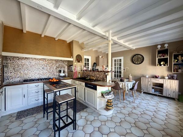 Nichée dans un lotissement calme et verdoyant, cette maison de 1977 d'environ 170 m2 sur un terrain de 2 570 m2 offre un cadre de vie idéal pour toute la famille.
Lumineuse, fonctionnelle et pleine de charme, elle séduit dès le premier regard.


Points forts :

- Rez-de-chaussée pratique et accueillant : entrée, grande cuisine, salon-salle à manger baigné de lumière, chambre, salle de bain et WC indépendant.

- Espace nuit à l'étage : trois chambres dont deux avec grands rangements, salle d'eau avec WC et combles pour plus de rangement.

- Sous-sol complet : garage 2 véhicules avec porte motorisée, atelier, buanderie/cellier et cave.

- Extérieur : piscine, portail électrique, jardin arboré et abri de jardin équipé de récupérateurs d'eau.


Confort et performance :

Charpente traditionnelle, toiture récente (2019), huisseries en PVC remplacées en 2022. Chauffage électrique complété par une cheminée. Logement raccordé au tout-à-
l'égout, FIBRE.

Performance énergétique : DPE classe D / GES classe B.

Emplacement stratégique : à seulement 1 km du centre d’Eyjeaux, 8 minutes des zones commerciales de Feytiat et Boisseuil. Transport scolaire et arrêt de bus STCL (ligne 31) à 2 minutes à pied. Profitez d’un environnement paisible tout en restant proche de toutes les commodités.

Une maison chaleureuse et fonctionnelle, prête à accueillir vos projets familiaux dans un environnement privilégié. Ne tardez pas: contactez-moi dès maintenant pour
organiser une visite et découvrir ce bien d'exception !