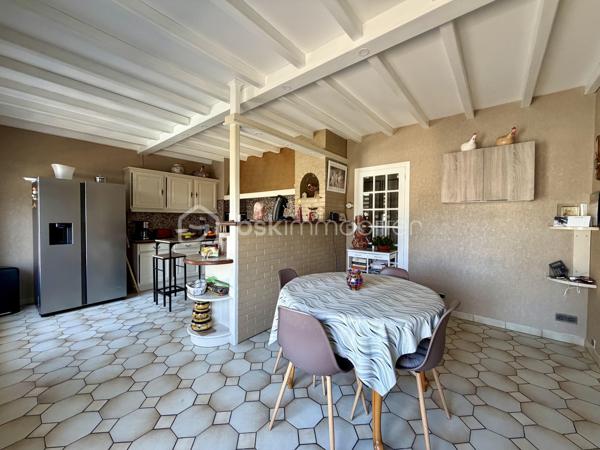 Nichée dans un lotissement calme et verdoyant, cette maison de 1977 d'environ 170 m2 sur un terrain de 2 570 m2 offre un cadre de vie idéal pour toute la famille.
Lumineuse, fonctionnelle et pleine de charme, elle séduit dès le premier regard.


Points forts :

- Rez-de-chaussée pratique et accueillant : entrée, grande cuisine, salon-salle à manger baigné de lumière, chambre, salle de bain et WC indépendant.

- Espace nuit à l'étage : trois chambres dont deux avec grands rangements, salle d'eau avec WC et combles pour plus de rangement.

- Sous-sol complet : garage 2 véhicules avec porte motorisée, atelier, buanderie/cellier et cave.

- Extérieur : piscine, portail électrique, jardin arboré et abri de jardin équipé de récupérateurs d'eau.


Confort et performance :

Charpente traditionnelle, toiture récente (2019), huisseries en PVC remplacées en 2022. Chauffage électrique complété par une cheminée. Logement raccordé au tout-à-
l'égout, FIBRE.

Performance énergétique : DPE classe D / GES classe B.

Emplacement stratégique : à seulement 1 km du centre d’Eyjeaux, 8 minutes des zones commerciales de Feytiat et Boisseuil. Transport scolaire et arrêt de bus STCL (ligne 31) à 2 minutes à pied. Profitez d’un environnement paisible tout en restant proche de toutes les commodités.

Une maison chaleureuse et fonctionnelle, prête à accueillir vos projets familiaux dans un environnement privilégié. Ne tardez pas: contactez-moi dès maintenant pour
organiser une visite et découvrir ce bien d'exception !