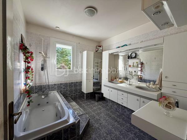 Nichée dans un lotissement calme et verdoyant, cette maison de 1977 d'environ 170 m2 sur un terrain de 2 570 m2 offre un cadre de vie idéal pour toute la famille.
Lumineuse, fonctionnelle et pleine de charme, elle séduit dès le premier regard.


Points forts :

- Rez-de-chaussée pratique et accueillant : entrée, grande cuisine, salon-salle à manger baigné de lumière, chambre, salle de bain et WC indépendant.

- Espace nuit à l'étage : trois chambres dont deux avec grands rangements, salle d'eau avec WC et combles pour plus de rangement.

- Sous-sol complet : garage 2 véhicules avec porte motorisée, atelier, buanderie/cellier et cave.

- Extérieur : piscine, portail électrique, jardin arboré et abri de jardin équipé de récupérateurs d'eau.


Confort et performance :

Charpente traditionnelle, toiture récente (2019), huisseries en PVC remplacées en 2022. Chauffage électrique complété par une cheminée. Logement raccordé au tout-à-
l'égout, FIBRE.

Performance énergétique : DPE classe D / GES classe B.

Emplacement stratégique : à seulement 1 km du centre d’Eyjeaux, 8 minutes des zones commerciales de Feytiat et Boisseuil. Transport scolaire et arrêt de bus STCL (ligne 31) à 2 minutes à pied. Profitez d’un environnement paisible tout en restant proche de toutes les commodités.

Une maison chaleureuse et fonctionnelle, prête à accueillir vos projets familiaux dans un environnement privilégié. Ne tardez pas: contactez-moi dès maintenant pour
organiser une visite et découvrir ce bien d'exception !