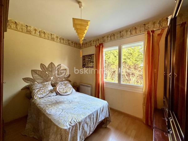 Nichée dans un lotissement calme et verdoyant, cette maison de 1977 d'environ 170 m2 sur un terrain de 2 570 m2 offre un cadre de vie idéal pour toute la famille.
Lumineuse, fonctionnelle et pleine de charme, elle séduit dès le premier regard.


Points forts :

- Rez-de-chaussée pratique et accueillant : entrée, grande cuisine, salon-salle à manger baigné de lumière, chambre, salle de bain et WC indépendant.

- Espace nuit à l'étage : trois chambres dont deux avec grands rangements, salle d'eau avec WC et combles pour plus de rangement.

- Sous-sol complet : garage 2 véhicules avec porte motorisée, atelier, buanderie/cellier et cave.

- Extérieur : piscine, portail électrique, jardin arboré et abri de jardin équipé de récupérateurs d'eau.


Confort et performance :

Charpente traditionnelle, toiture récente (2019), huisseries en PVC remplacées en 2022. Chauffage électrique complété par une cheminée. Logement raccordé au tout-à-
l'égout, FIBRE.

Performance énergétique : DPE classe D / GES classe B.

Emplacement stratégique : à seulement 1 km du centre d’Eyjeaux, 8 minutes des zones commerciales de Feytiat et Boisseuil. Transport scolaire et arrêt de bus STCL (ligne 31) à 2 minutes à pied. Profitez d’un environnement paisible tout en restant proche de toutes les commodités.

Une maison chaleureuse et fonctionnelle, prête à accueillir vos projets familiaux dans un environnement privilégié. Ne tardez pas: contactez-moi dès maintenant pour
organiser une visite et découvrir ce bien d'exception !