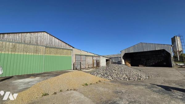 À VENDRE – Ancienne gentilhommière du XVIe siècle à rénover – Proche Ancenis