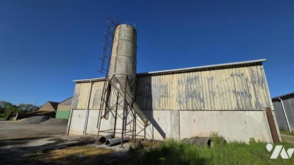 À VENDRE – Ancienne gentilhommière du XVIe siècle à rénover – Proche Ancenis