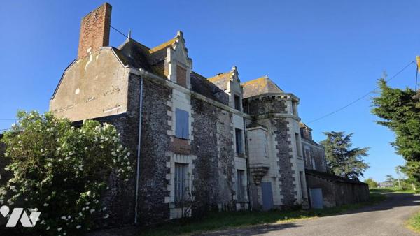 À VENDRE – Ancienne gentilhommière du XVIe siècle à rénover – Proche Ancenis
