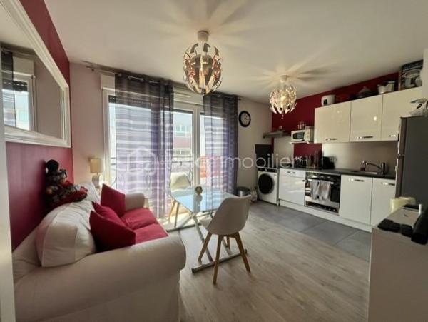 A Choisy-le-Roi, proche de toutes commodités et transport  : RER C à 12 min à pied/Tram T9 à 5 min. Je vous invite a découvrir de bel appartement 2pièces, de 38,44m2 (Carrez), situé dans une résidence de 2016 calme et sécurisée, au 3ème étage/5, avec ascenseur. 
Cet appartement se compose d'une entrée, d'un séjour sur cuisine ouverte entièrement équipée et aménagé, avec accès balcon, une salle d'eau avec cabine de douche et wc, une chambre avec balcon + dégagement.
Menuiserie : PVC / DV 
Charges : 590€ / Trimestre (chauffage + EC/EF + entretien résidence)
TF : 1320€/an

Appartement en très bon état, sans travaux à prévoir = Habitable de suite et vendu avec Tout les équipements + mobiliers !!! A saisir !!!