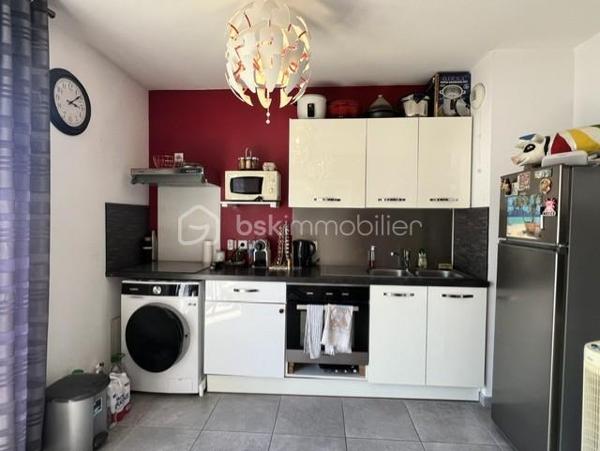 A Choisy-le-Roi, proche de toutes commodités et transport  : RER C à 12 min à pied/Tram T9 à 5 min. Je vous invite a découvrir de bel appartement 2pièces, de 38,44m2 (Carrez), situé dans une résidence de 2016 calme et sécurisée, au 3ème étage/5, avec ascenseur. 
Cet appartement se compose d'une entrée, d'un séjour sur cuisine ouverte entièrement équipée et aménagé, avec accès balcon, une salle d'eau avec cabine de douche et wc, une chambre avec balcon + dégagement.
Menuiserie : PVC / DV 
Charges : 590€ / Trimestre (chauffage + EC/EF + entretien résidence)
TF : 1320€/an

Appartement en très bon état, sans travaux à prévoir = Habitable de suite et vendu avec Tout les équipements + mobiliers !!! A saisir !!!