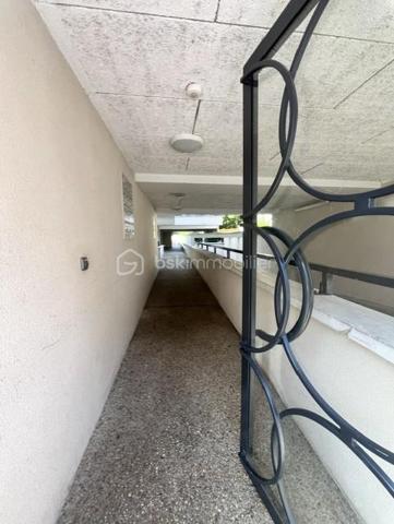 A Choisy-le-Roi, proche de toutes commodités et transport  : RER C à 12 min à pied/Tram T9 à 5 min. Je vous invite a découvrir de bel appartement 2pièces, de 38,44m2 (Carrez), situé dans une résidence de 2016 calme et sécurisée, au 3ème étage/5, avec ascenseur. 
Cet appartement se compose d'une entrée, d'un séjour sur cuisine ouverte entièrement équipée et aménagé, avec accès balcon, une salle d'eau avec cabine de douche et wc, une chambre avec balcon + dégagement.
Menuiserie : PVC / DV 
Charges : 590€ / Trimestre (chauffage + EC/EF + entretien résidence)
TF : 1320€/an

Appartement en très bon état, sans travaux à prévoir = Habitable de suite et vendu avec Tout les équipements + mobiliers !!! A saisir !!!