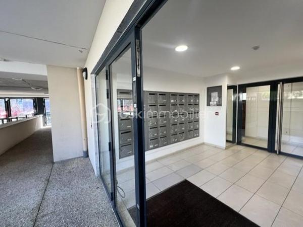 A Choisy-le-Roi, proche de toutes commodités et transport  : RER C à 12 min à pied/Tram T9 à 5 min. Je vous invite a découvrir de bel appartement 2pièces, de 38,44m2 (Carrez), situé dans une résidence de 2016 calme et sécurisée, au 3ème étage/5, avec ascenseur. 
Cet appartement se compose d'une entrée, d'un séjour sur cuisine ouverte entièrement équipée et aménagé, avec accès balcon, une salle d'eau avec cabine de douche et wc, une chambre avec balcon + dégagement.
Menuiserie : PVC / DV 
Charges : 590€ / Trimestre (chauffage + EC/EF + entretien résidence)
TF : 1320€/an

Appartement en très bon état, sans travaux à prévoir = Habitable de suite et vendu avec Tout les équipements + mobiliers !!! A saisir !!!