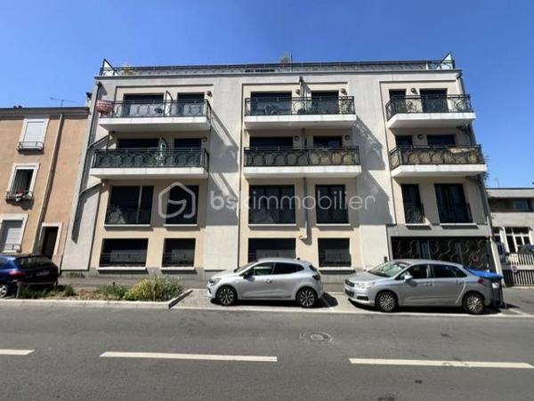 A Choisy-le-Roi, proche de toutes commodités et transport  : RER C à 12 min à pied/Tram T9 à 5 min. Je vous invite a découvrir de bel appartement 2pièces, de 38,44m2 (Carrez), situé dans une résidence de 2016 calme et sécurisée, au 3ème étage/5, avec ascenseur. 
Cet appartement se compose d'une entrée, d'un séjour sur cuisine ouverte entièrement équipée et aménagé, avec accès balcon, une salle d'eau avec cabine de douche et wc, une chambre avec balcon + dégagement.
Menuiserie : PVC / DV 
Charges : 590€ / Trimestre (chauffage + EC/EF + entretien résidence)
TF : 1320€/an

Appartement en très bon état, sans travaux à prévoir = Habitable de suite et vendu avec Tout les équipements + mobiliers !!! A saisir !!!