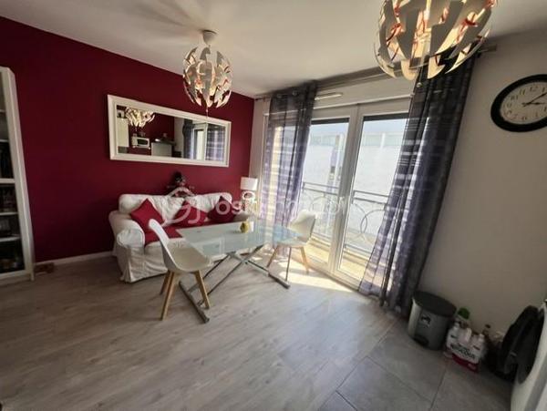 A Choisy-le-Roi, proche de toutes commodités et transport  : RER C à 12 min à pied/Tram T9 à 5 min. Je vous invite a découvrir de bel appartement 2pièces, de 38,44m2 (Carrez), situé dans une résidence de 2016 calme et sécurisée, au 3ème étage/5, avec ascenseur. 
Cet appartement se compose d'une entrée, d'un séjour sur cuisine ouverte entièrement équipée et aménagé, avec accès balcon, une salle d'eau avec cabine de douche et wc, une chambre avec balcon + dégagement.
Menuiserie : PVC / DV 
Charges : 590€ / Trimestre (chauffage + EC/EF + entretien résidence)
TF : 1320€/an

Appartement en très bon état, sans travaux à prévoir = Habitable de suite et vendu avec Tout les équipements + mobiliers !!! A saisir !!!