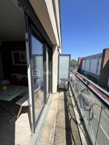A Choisy-le-Roi, proche de toutes commodités et transport  : RER C à 12 min à pied/Tram T9 à 5 min. Je vous invite a découvrir de bel appartement 2pièces, de 38,44m2 (Carrez), situé dans une résidence de 2016 calme et sécurisée, au 3ème étage/5, avec ascenseur. 
Cet appartement se compose d'une entrée, d'un séjour sur cuisine ouverte entièrement équipée et aménagé, avec accès balcon, une salle d'eau avec cabine de douche et wc, une chambre avec balcon + dégagement.
Menuiserie : PVC / DV 
Charges : 590€ / Trimestre (chauffage + EC/EF + entretien résidence)
TF : 1320€/an

Appartement en très bon état, sans travaux à prévoir = Habitable de suite et vendu avec Tout les équipements + mobiliers !!! A saisir !!!