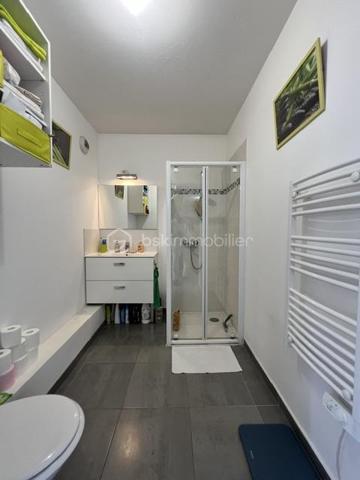 A Choisy-le-Roi, proche de toutes commodités et transport  : RER C à 12 min à pied/Tram T9 à 5 min. Je vous invite a découvrir de bel appartement 2pièces, de 38,44m2 (Carrez), situé dans une résidence de 2016 calme et sécurisée, au 3ème étage/5, avec ascenseur. 
Cet appartement se compose d'une entrée, d'un séjour sur cuisine ouverte entièrement équipée et aménagé, avec accès balcon, une salle d'eau avec cabine de douche et wc, une chambre avec balcon + dégagement.
Menuiserie : PVC / DV 
Charges : 590€ / Trimestre (chauffage + EC/EF + entretien résidence)
TF : 1320€/an

Appartement en très bon état, sans travaux à prévoir = Habitable de suite et vendu avec Tout les équipements + mobiliers !!! A saisir !!!