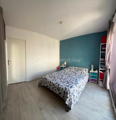 A Choisy-le-Roi, proche de toutes commodités et transport  : RER C à 12 min à pied/Tram T9 à 5 min. Je vous invite a découvrir de bel appartement 2pièces, de 38,44m2 (Carrez), situé dans une résidence de 2016 calme et sécurisée, au 3ème étage/5, avec ascenseur. 
Cet appartement se compose d'une entrée, d'un séjour sur cuisine ouverte entièrement équipée et aménagé, avec accès balcon, une salle d'eau avec cabine de douche et wc, une chambre avec balcon + dégagement.
Menuiserie : PVC / DV 
Charges : 590€ / Trimestre (chauffage + EC/EF + entretien résidence)
TF : 1320€/an

Appartement en très bon état, sans travaux à prévoir = Habitable de suite et vendu avec Tout les équipements + mobiliers !!! A saisir !!!