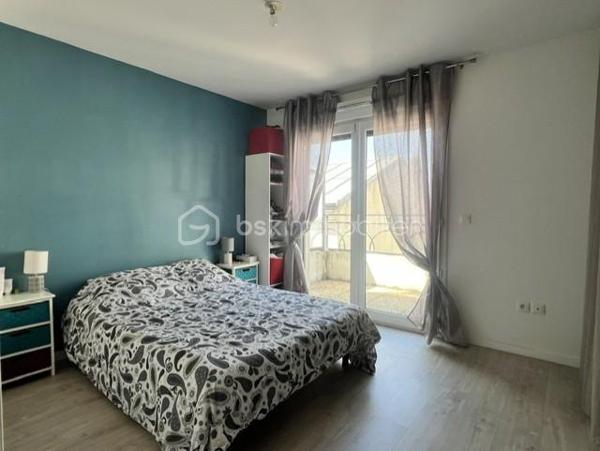 A Choisy-le-Roi, proche de toutes commodités et transport  : RER C à 12 min à pied/Tram T9 à 5 min. Je vous invite a découvrir de bel appartement 2pièces, de 38,44m2 (Carrez), situé dans une résidence de 2016 calme et sécurisée, au 3ème étage/5, avec ascenseur. 
Cet appartement se compose d'une entrée, d'un séjour sur cuisine ouverte entièrement équipée et aménagé, avec accès balcon, une salle d'eau avec cabine de douche et wc, une chambre avec balcon + dégagement.
Menuiserie : PVC / DV 
Charges : 590€ / Trimestre (chauffage + EC/EF + entretien résidence)
TF : 1320€/an

Appartement en très bon état, sans travaux à prévoir = Habitable de suite et vendu avec Tout les équipements + mobiliers !!! A saisir !!!