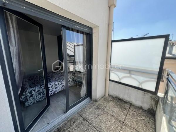 A Choisy-le-Roi, proche de toutes commodités et transport  : RER C à 12 min à pied/Tram T9 à 5 min. Je vous invite a découvrir de bel appartement 2pièces, de 38,44m2 (Carrez), situé dans une résidence de 2016 calme et sécurisée, au 3ème étage/5, avec ascenseur. 
Cet appartement se compose d'une entrée, d'un séjour sur cuisine ouverte entièrement équipée et aménagé, avec accès balcon, une salle d'eau avec cabine de douche et wc, une chambre avec balcon + dégagement.
Menuiserie : PVC / DV 
Charges : 590€ / Trimestre (chauffage + EC/EF + entretien résidence)
TF : 1320€/an

Appartement en très bon état, sans travaux à prévoir = Habitable de suite et vendu avec Tout les équipements + mobiliers !!! A saisir !!!