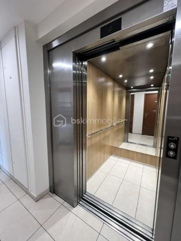 A Choisy-le-Roi, proche de toutes commodités et transport  : RER C à 12 min à pied/Tram T9 à 5 min. Je vous invite a découvrir de bel appartement 2pièces, de 38,44m2 (Carrez), situé dans une résidence de 2016 calme et sécurisée, au 3ème étage/5, avec ascenseur. 
Cet appartement se compose d'une entrée, d'un séjour sur cuisine ouverte entièrement équipée et aménagé, avec accès balcon, une salle d'eau avec cabine de douche et wc, une chambre avec balcon + dégagement.
Menuiserie : PVC / DV 
Charges : 590€ / Trimestre (chauffage + EC/EF + entretien résidence)
TF : 1320€/an

Appartement en très bon état, sans travaux à prévoir = Habitable de suite et vendu avec Tout les équipements + mobiliers !!! A saisir !!!