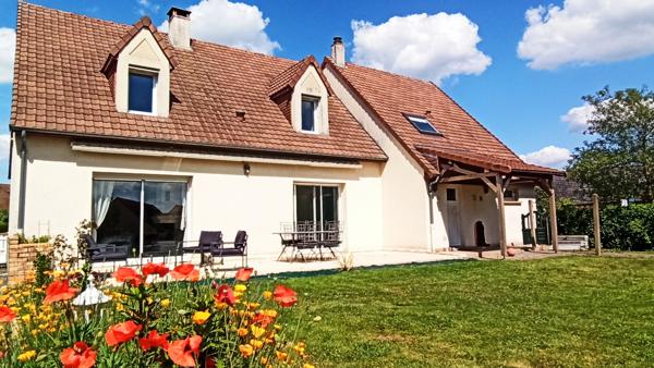 Sur 1874 m² de terrain , 4 Chambres, dépendances