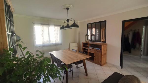 Sur 1874 m² de terrain , 4 Chambres, dépendances