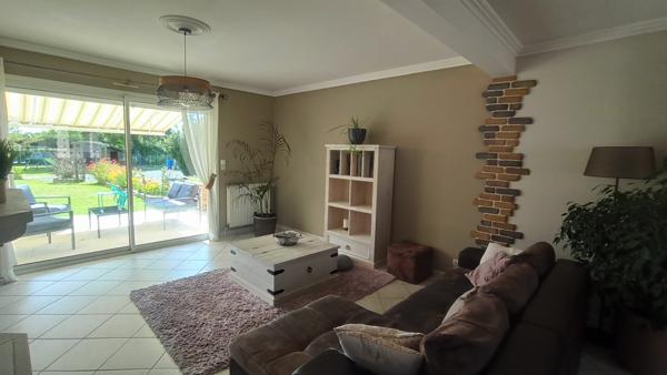 Sur 1874 m² de terrain , 4 Chambres, dépendances