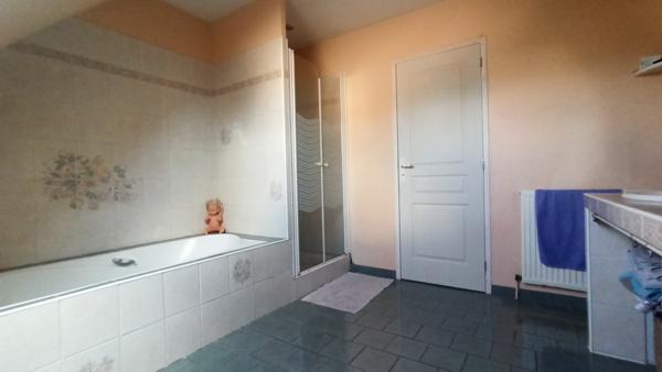 Sur 1874 m² de terrain , 4 Chambres, dépendances