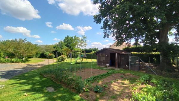 Sur 1874 m² de terrain , 4 Chambres, dépendances