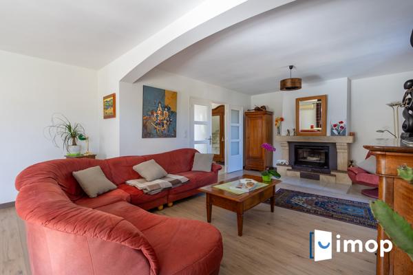 Grande maison avec piscine et dépendance