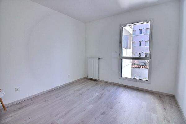 Appartement Lyon 4 pièces dans un immeuble de 2024 avec jardin terrasse et garage