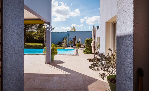 Villa contemporaine dans un parc en pleine nature