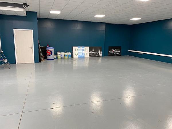 Local commercial VERRIERES LE BUISSON 181.34 m²