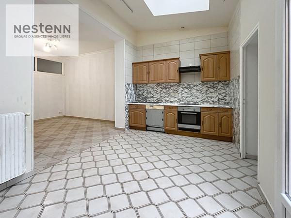 Calais Maison de ville de 139 m2 comprenant 5 chambres, 3 salles d'eau, dépendance et extérieur située aux Fontinettes