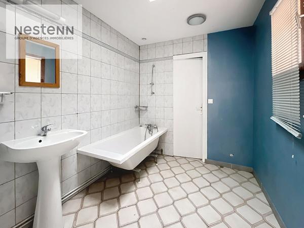 Calais Maison de ville de 139 m2 comprenant 5 chambres, 3 salles d'eau, dépendance et extérieur située aux Fontinettes