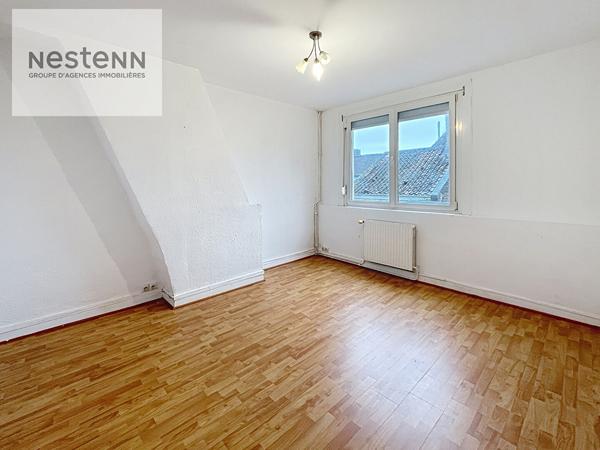 Calais Maison de ville de 139 m2 comprenant 5 chambres, 3 salles d'eau, dépendance et extérieur située aux Fontinettes