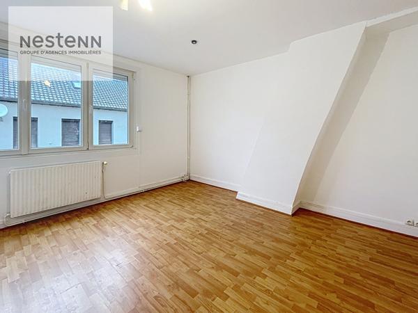 Calais Maison de ville de 139 m2 comprenant 5 chambres, 3 salles d'eau, dépendance et extérieur située aux Fontinettes