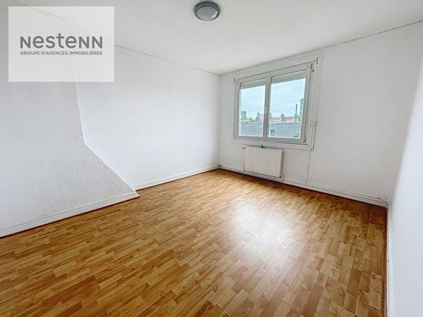 Calais Maison de ville de 139 m2 comprenant 5 chambres, 3 salles d'eau, dépendance et extérieur située aux Fontinettes