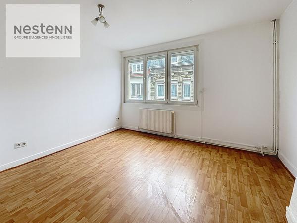 Calais Maison de ville de 139 m2 comprenant 5 chambres, 3 salles d'eau, dépendance et extérieur située aux Fontinettes